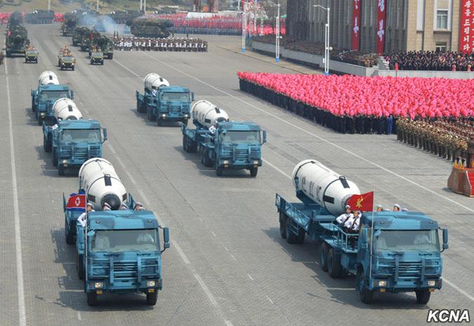 GALERIE FOTO - Paradă grandioasă la Phenian, în mijlocul îngrijorărilor înternaționale 18573491