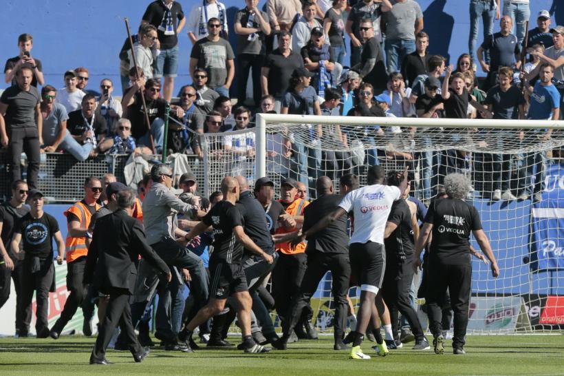 VIDEO - Violențe fără precedent în Liga 1 a Franței. Jucătorii Lyon, bătuți de suporteri, stewarzi și agenții de securitate