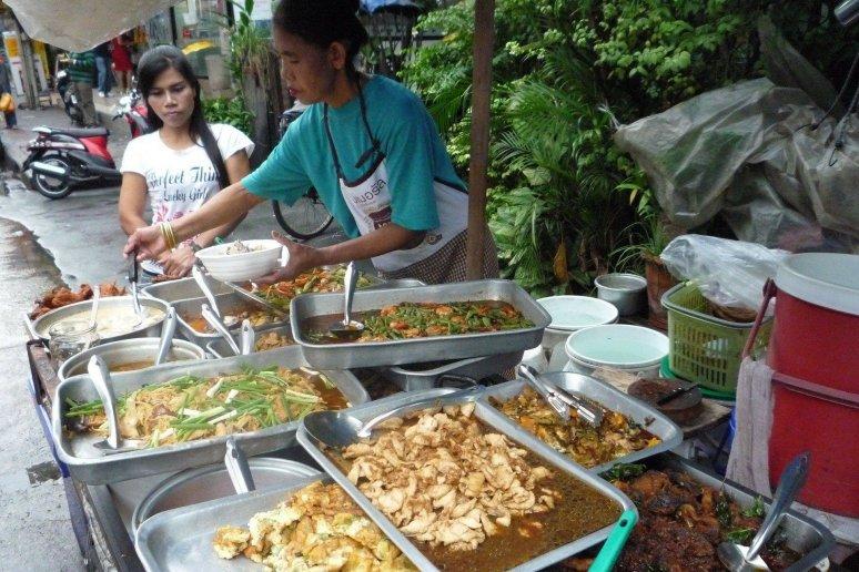 Bangkok va interzice faimoasele sale tarabe stradale cu mâncare