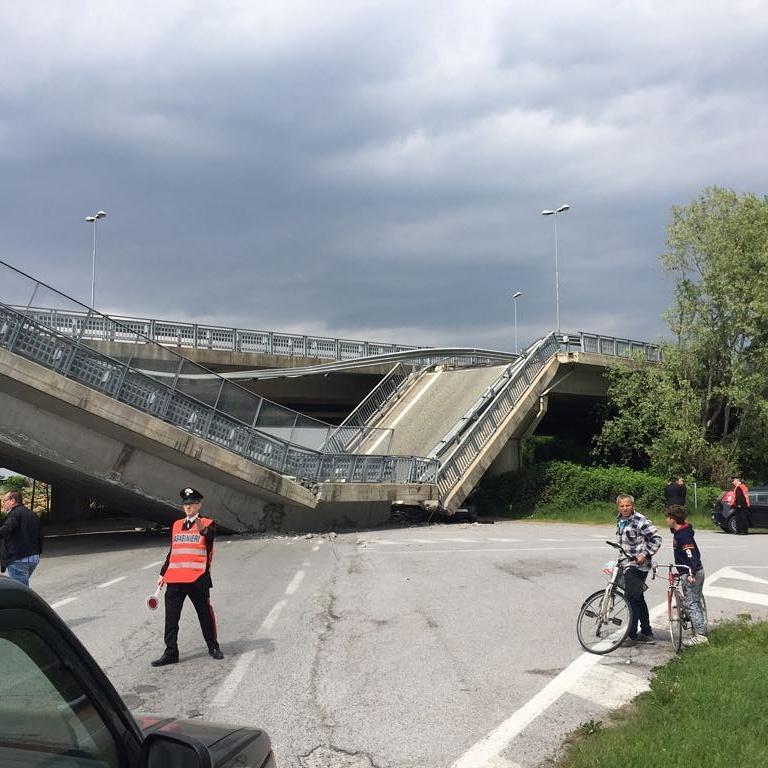 Încă o pasarelă s-a prăbușit peste o autostradă din Italia