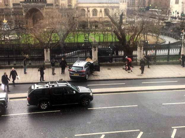 Poliţistul înjunghiat mortal la Londra nu ar fi supravieţuit nici dacă era înarmat
