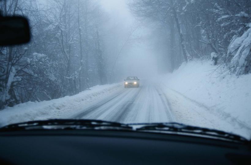 Avertizare pentru șoferi! Nu trebuie să circulați fără anvelope de iarnă. Circulația a fost restricționată pe drumurile afectate de ninsori