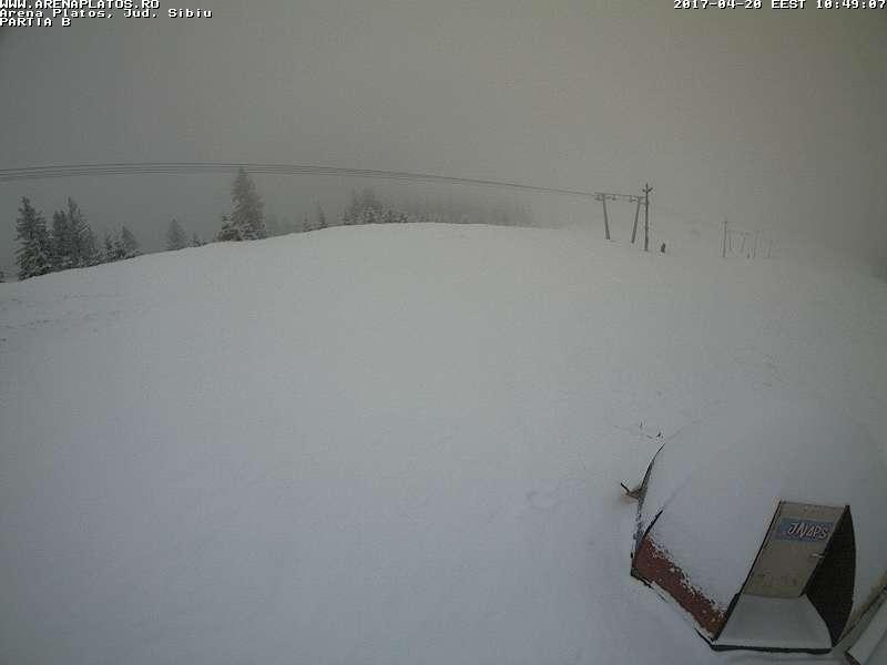 IMAGINI LIVE Zăpadă în staţiunea Păltiniş, după ce sezonul de schi s-a închis