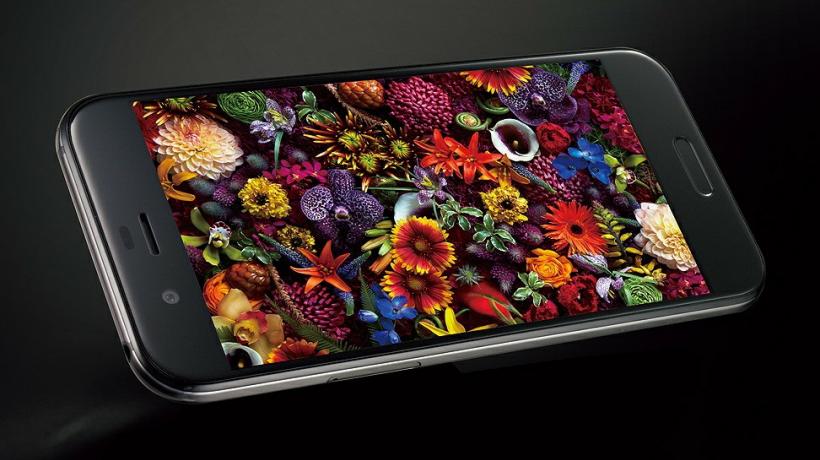 Sharp dezvăluie Aquos R, un smartphone high-end echipat cu o cameră foto de 22,6 MP