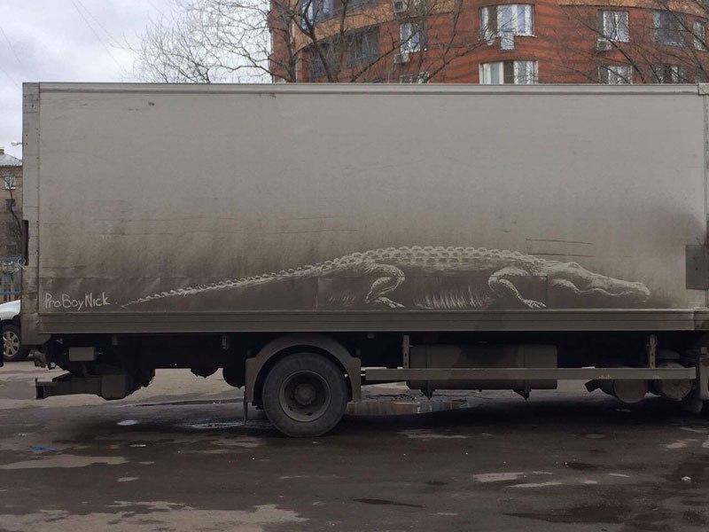Un artist din Rusia ''pictează'' desene inedite transformând murdăria de pe maşini în opere de artă