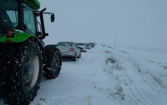 Galaţi: 12 drumuri judeţene blocate de suluri de zăpadă