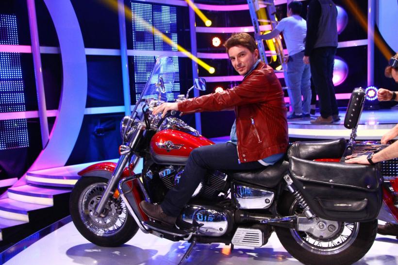 Alex Vasilache își aduce motocicleta, un Kawasaki Vulcan, pe scena de la “Te cunosc de undeva!”