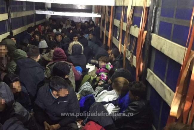 Cel mai mare grup de imigranți ilegali, descoperit într-un TIR la vama Nădlac