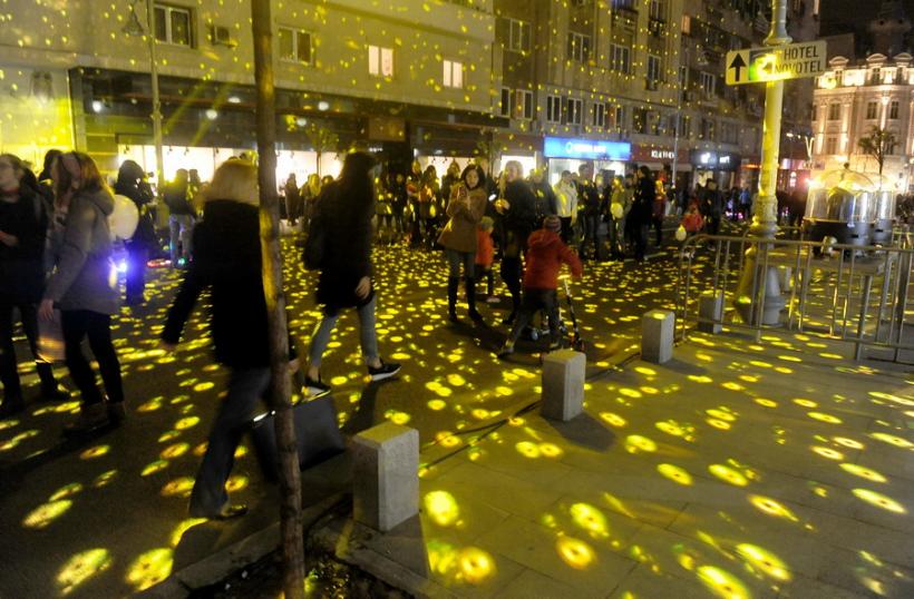 GALERIE FOTO - Spectacolul luminilor la București. Capitala, îmbrăcată în lumini colorate. Imagini SPECTACULOASE