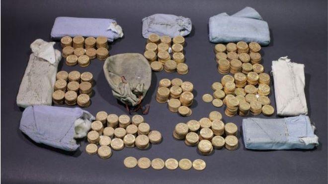 O comoară care conţinea sute de monede de aur, descoperită sub clapele unei pianine