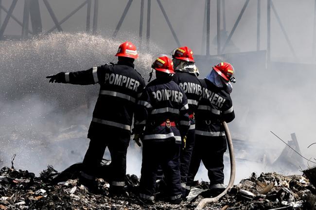 Explozie într-un bloc din Braşov; două persoane cu arsuri au fost transportate la spital