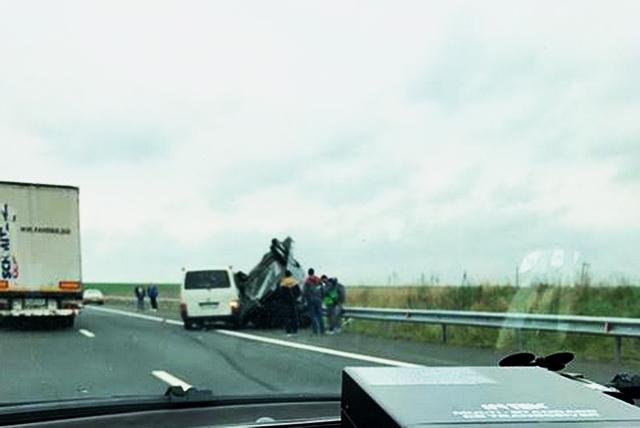 Pe autostrada Timișoara – Lugoj: un autovehicul care transporta o altă mașină s-a răsturnat
