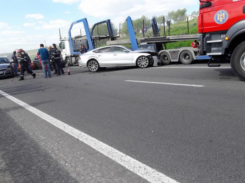 Carambol cu 8 autoturisme și un TIR, la ieșirea din Craiova, din cauza unui incendiu de vegetație