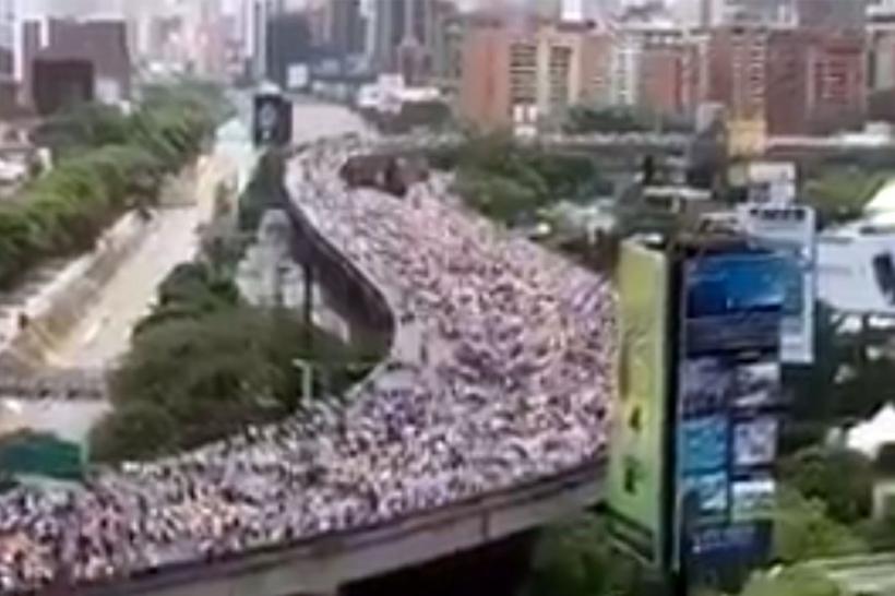 Mii de oameni protestează la Caracas împotriva președintelui Maduro; 21 de persoane au murit în timpul manifestărilor