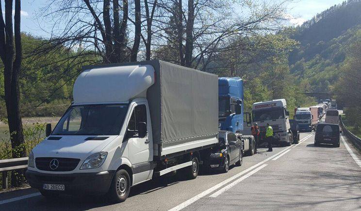 Vâlcea:Trafic îngreunat pe Valea Oltului, la Cornetu, după un accident în care au fost implicate trei TIR-uri şi un autoturism