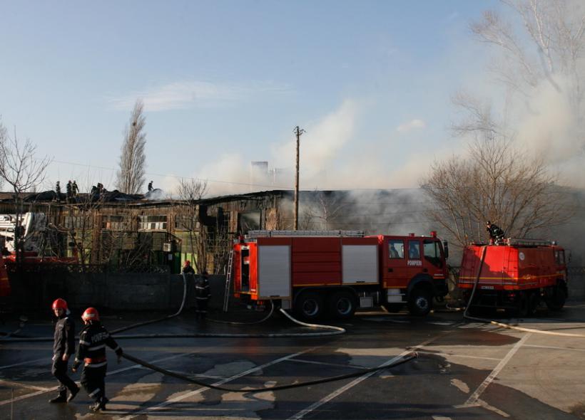 ISU: Incendiu la un restaurant în apropierea pasajului Basarab