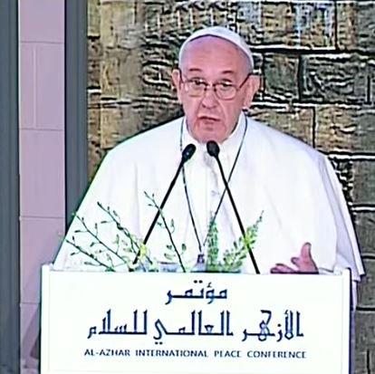Papa Francisc a ajuns la Cairo într-o vizită de două zile cu caracter ecumenic şi interreligios