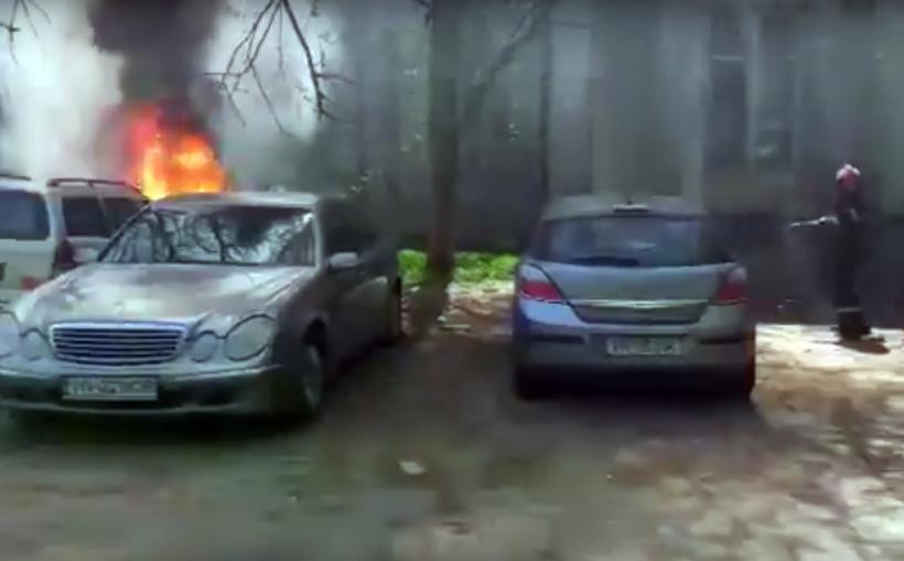 VIDEO - O mașină a ars violent în curtea Spitalului Județean Focșani