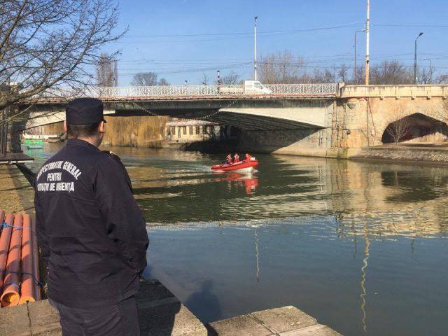 Alertă pe Bega, un bărbat este căutat în apele râului din Timișoara
