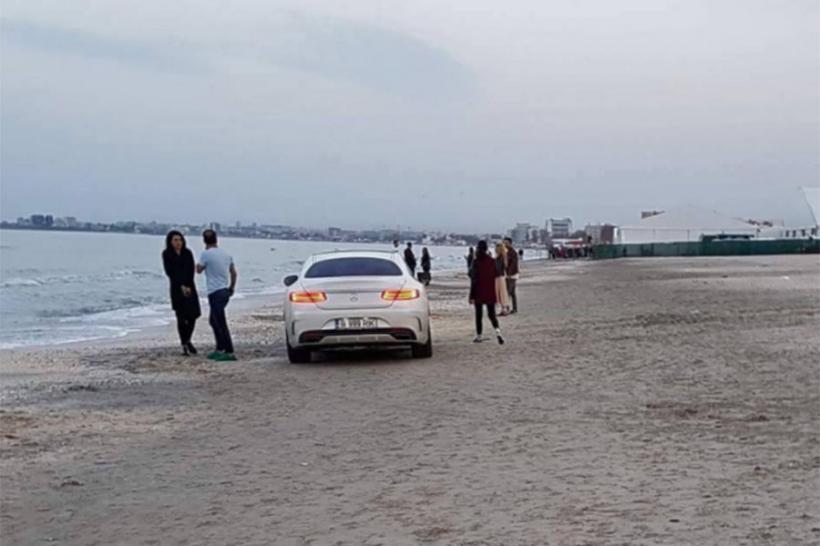 Obiceiurile proaste mor greu în România. Un individ și-a parcat mașina pe plajă la Mamaia