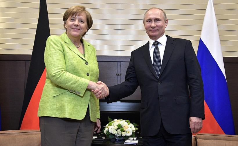 Merkel i-a transmis lui Putin îngrijorarea privind drepturile homosexualilor şi libertatea de manifestaţie în Rusia