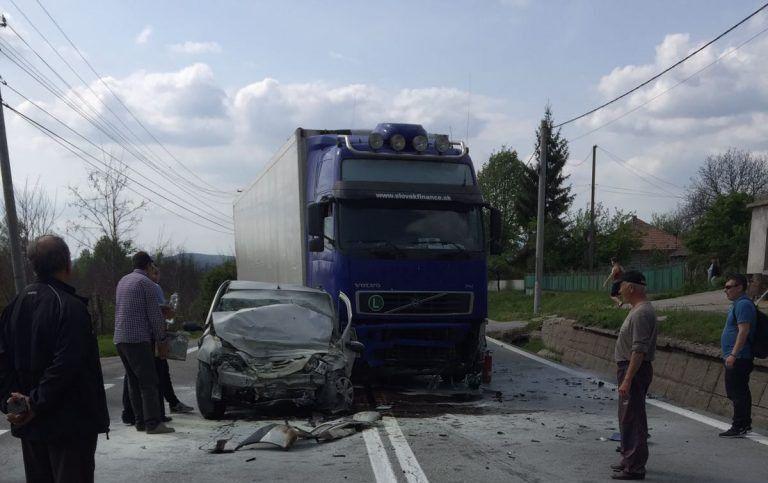 Vâlcea: Accident rutier mortal în localitatea Budeşti; un automobil s-a lovit frontal de un TIR