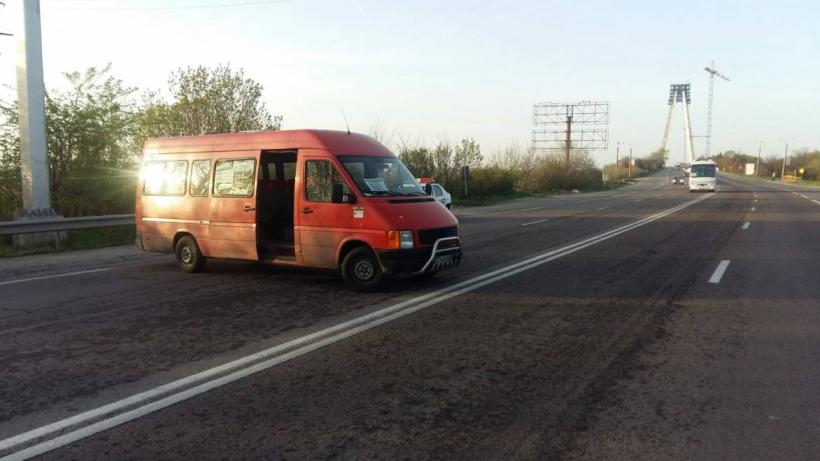 VIDEO - Un șofer și-a parcat microbuzul de-a curmezișul podului de la Agigea. Care a fost motivul