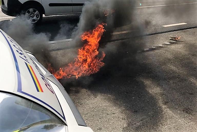 VIDEO - Mașină a poliției, atacată cu cocktail Molotov în Suceava