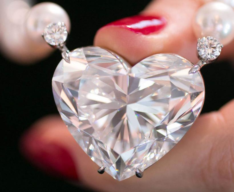 Cel mai mare diamant în formă de inimă, scos la licitaţie la Geneva