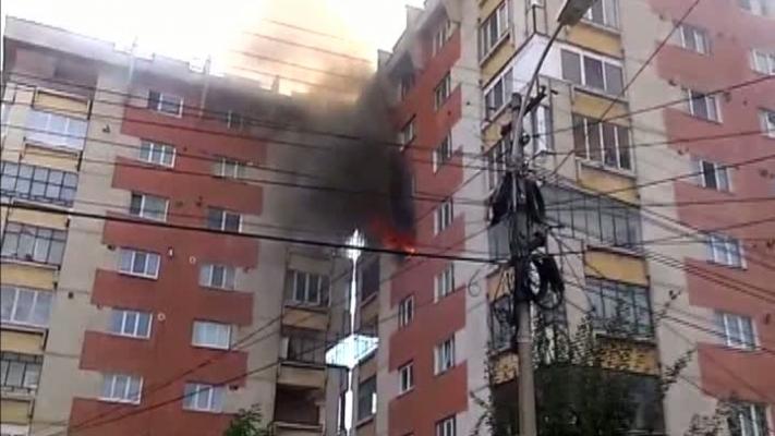 Incendiu pe scara unui bloc din Petrila; 30 de persoane evacuate
