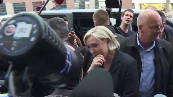 Marine Le Pen, huiduită de manifestanţi în timpul unei vizite neanunţate la Reims