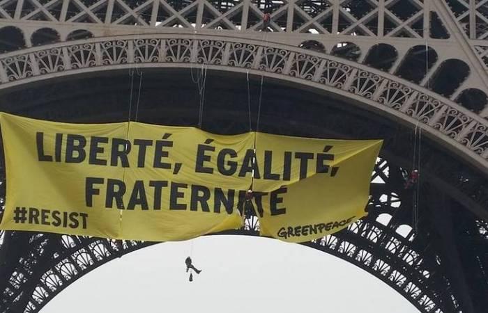 Militanţi ai Greenpeace au pus un steag anti-Frontul Naţional pe Turnul Eiffel