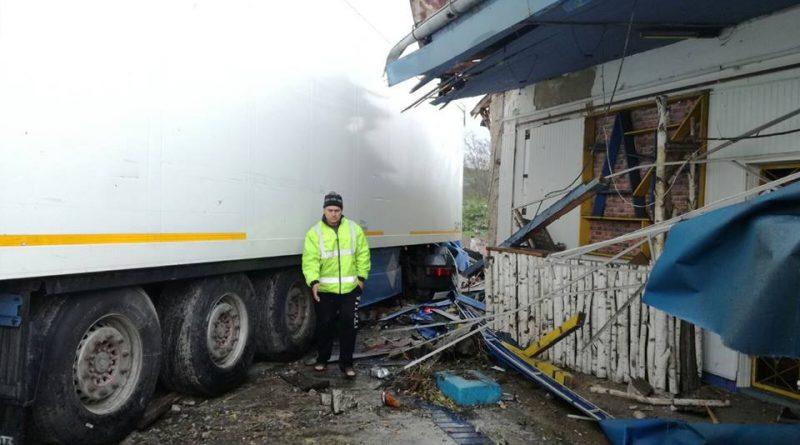 Un TIR a intrat în terasa unui magazin din Dâmbovița