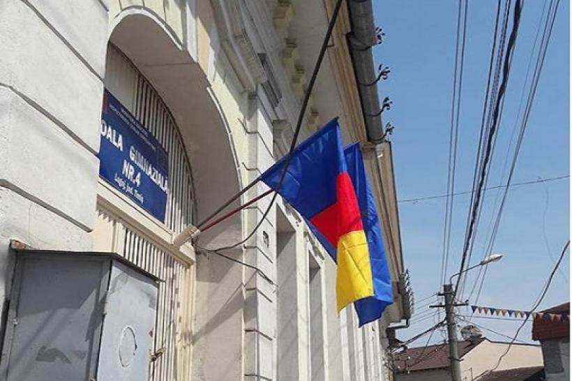 Un tricolor, nu al României, flutură mândru pe o școală din Lugoj