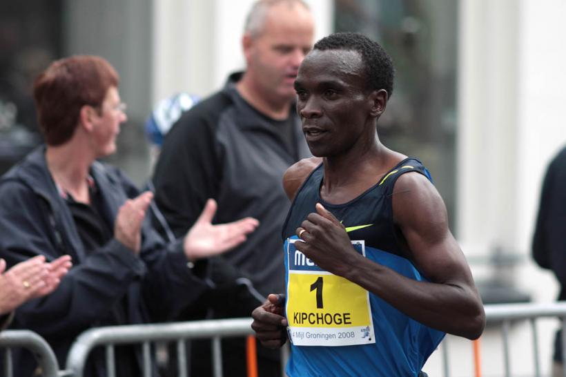 Atletism: Eliud Kipchoge a alergat cel mai rapid maraton, dar nu va fi omologat ca record mondial