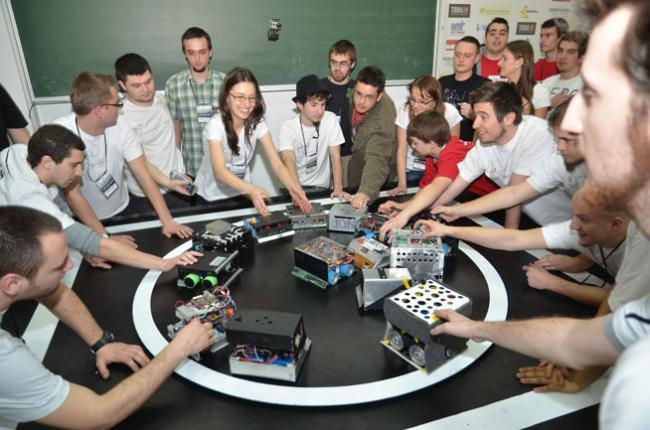 Cluj: Peste 30 de roboţi se înfruntă la BattleLab Robotica