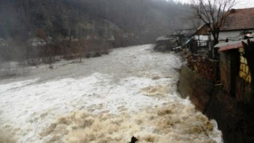 INHGA:Cod galben de inundaţii pe cursul râului Jiu de pe raza judeţelor Gorj şi Dolj, până duminică dimineaţă