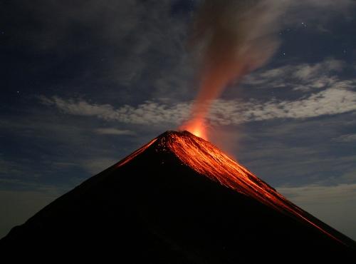 Vulcanul de Foc din Guatemala a intrat în a patra erupţie de la începutul anului