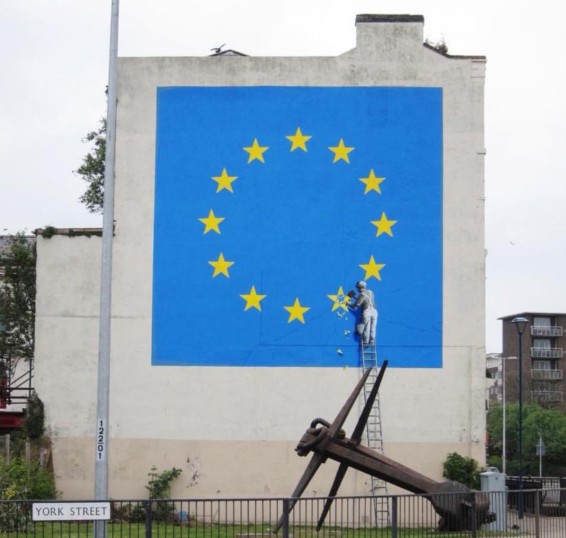 O lucrare a artistul urban Banksy având ca temă 'Brexit-ul' a apărut pe un zid din oraşul englez Dover