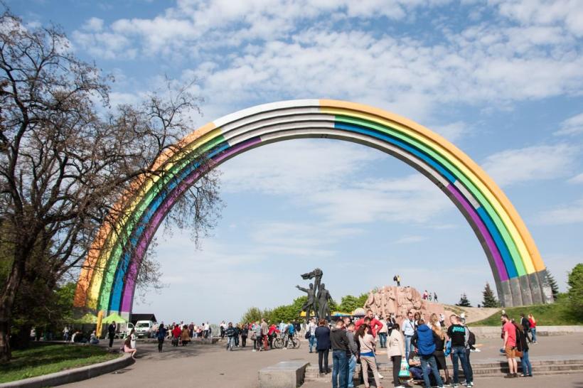 Ucraina a pictat monumentul “prieteniei” cu Rusia în culorile curcubeului pentru a celebra diversitatea