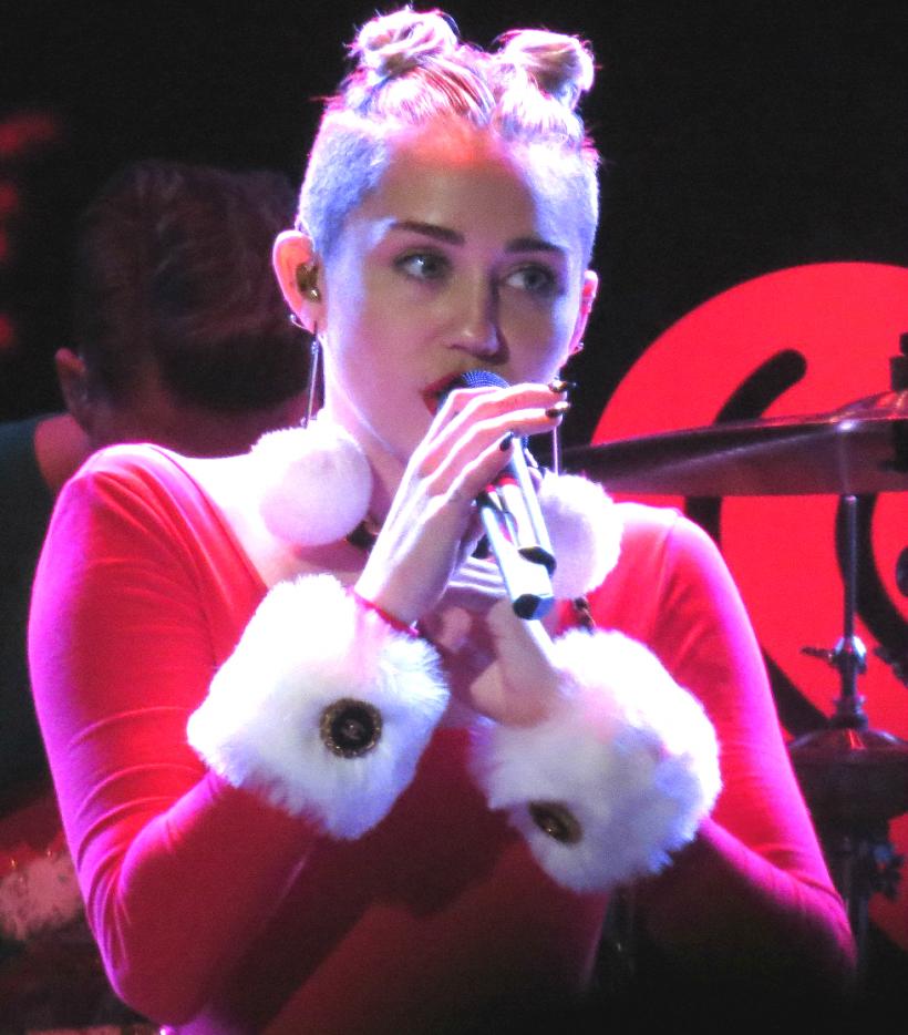 Miley Cyrus va interpreta noul său single 'Malibu' la gala Billboard Music Awards