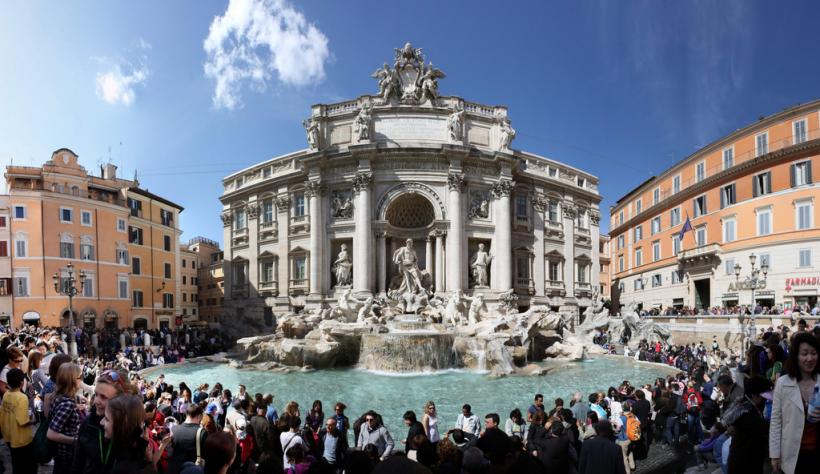 Primăria Romei va instala culoare de trecere pentru ca turiştii să nu se mai oprească la Fontana di Trevi