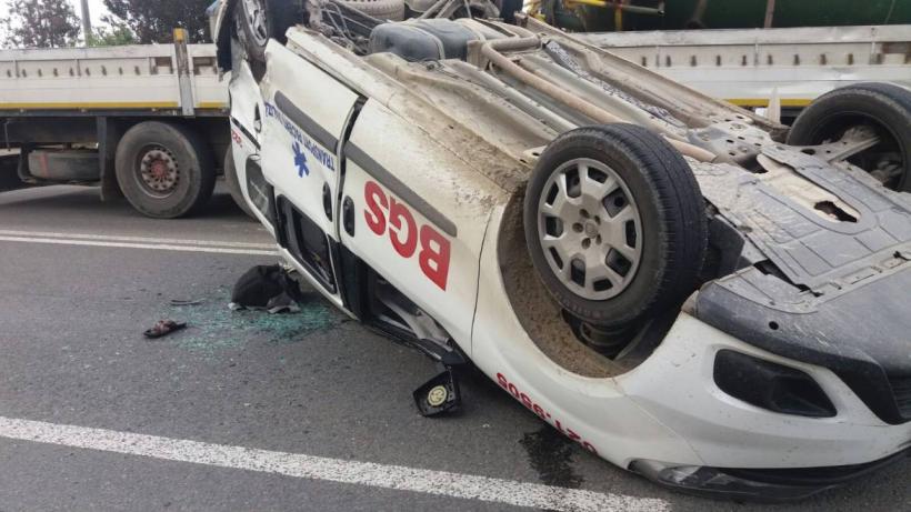 5 răniți în urma unui accident dintre o ambulanță și un Audi