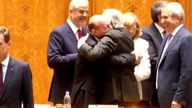 Juncker l-a sărutat pe frunte pe Băsescu, în Parlamentul României
