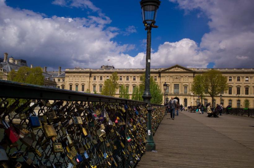 Lacătele iubirii de pe celebrul Pont des Arts din Paris vor fi scoase la licitaţie