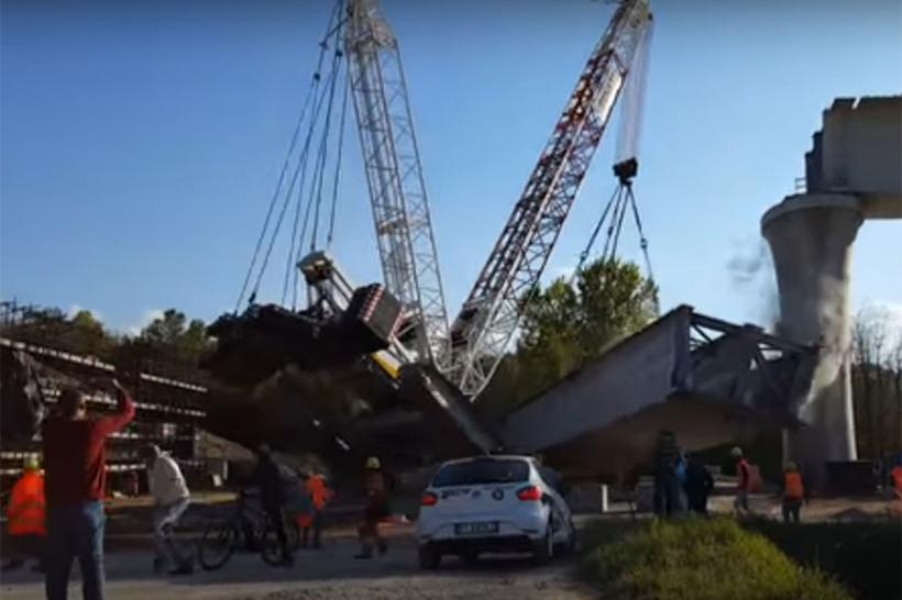 VIDEO - O macara uriașă s-a prăbușit pe un șantier din Italia