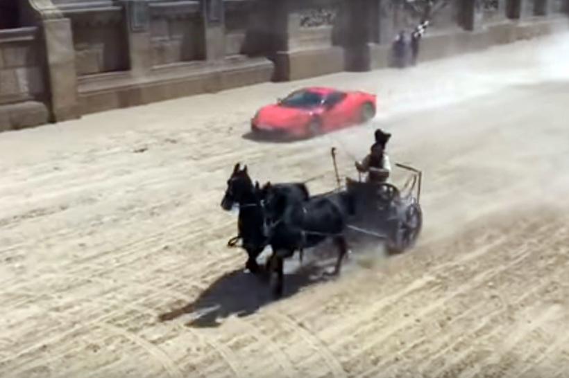 VIDEO - Un car roman tras de cai s-a ţinut aproape de un Ferrari într-o cursă neobişnuită din Italia