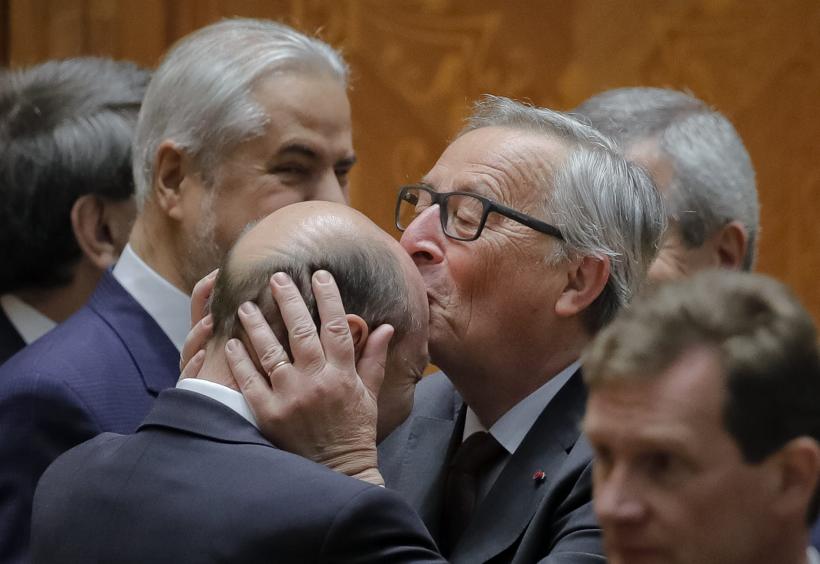 Juncker la București: sărutul pe frunte şi statul de drept 