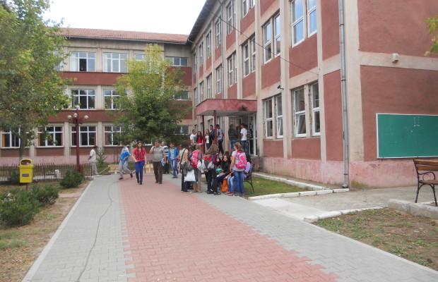 O bombă de mari dimensiuni, descoperită în curtea unei școli din Reșița