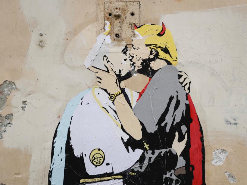 Un graffiti înfăţişând un sărut între Papa Francisc şi diavolul Trump a apărut la Roma